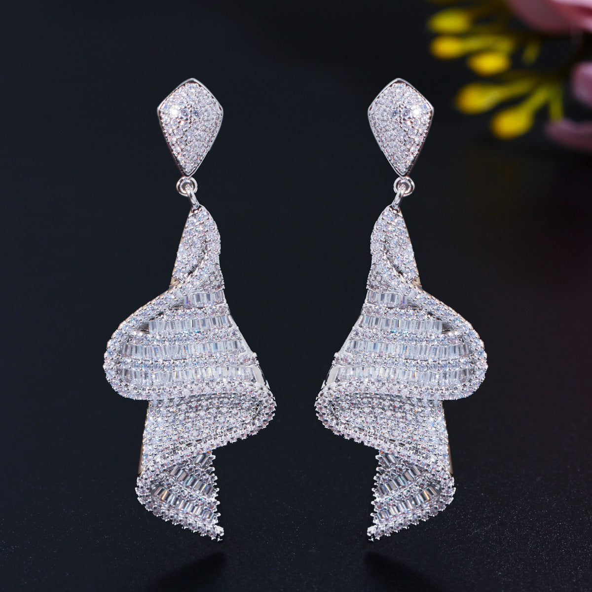 【🌟Hot Trend】Sparkling Zircon Spiral Geometric Earrings💎